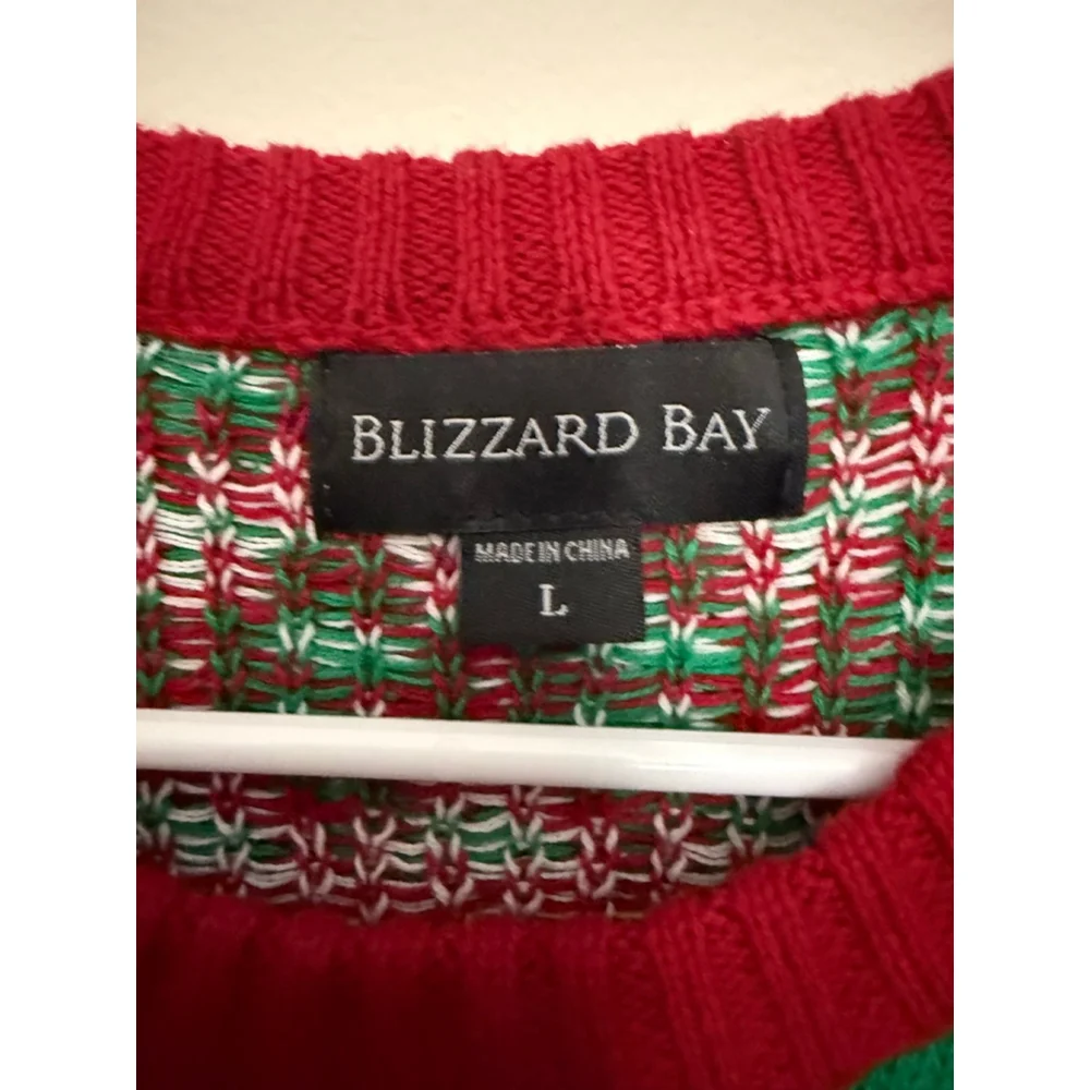 Men's Blizzard Bay Crewneck Sweater L Green Red Sloth Beer Ugly Christmas - Picture 2 of 4